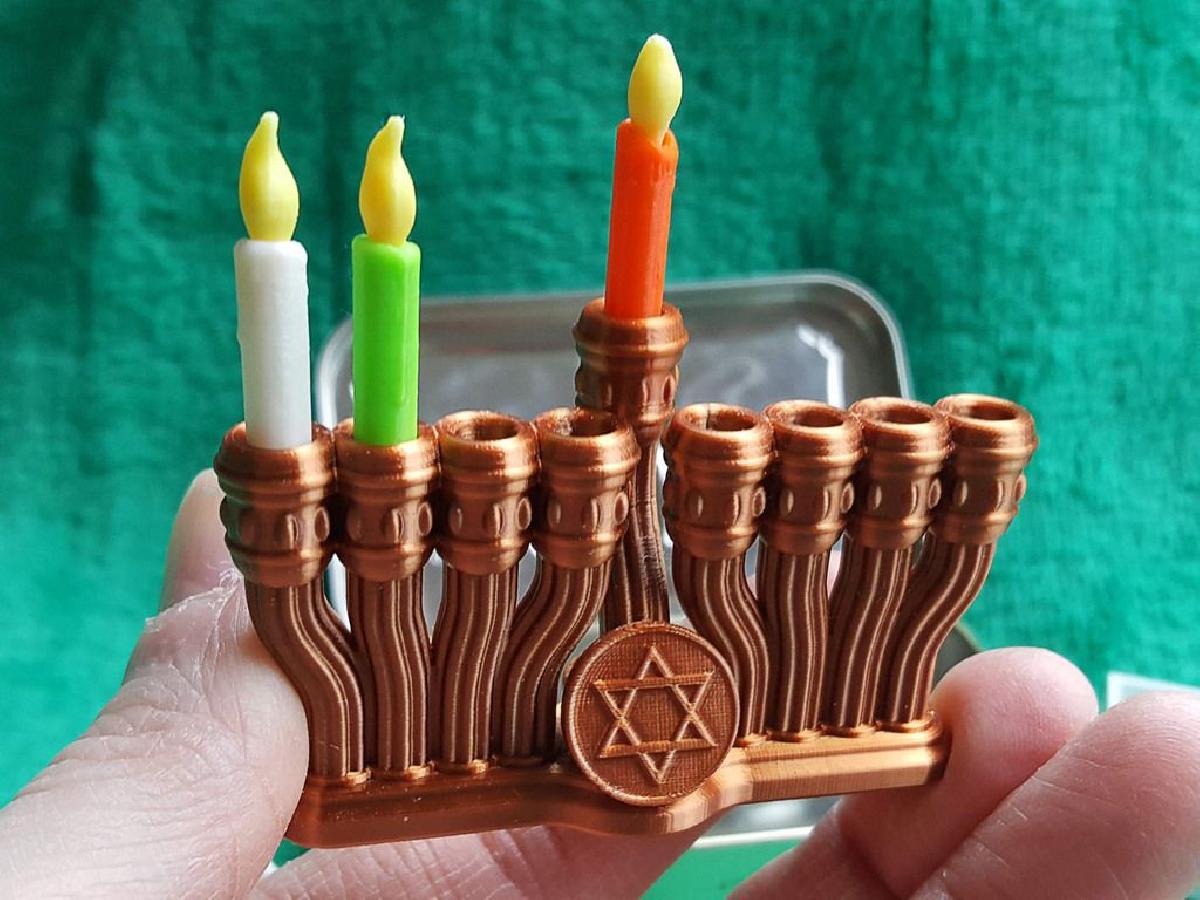 Micro Pocket Menorah e Velas de Brinquedo (Altoids Ready)