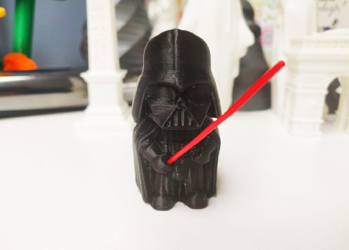 Mini Dart Vader com sabre de luz de filamento