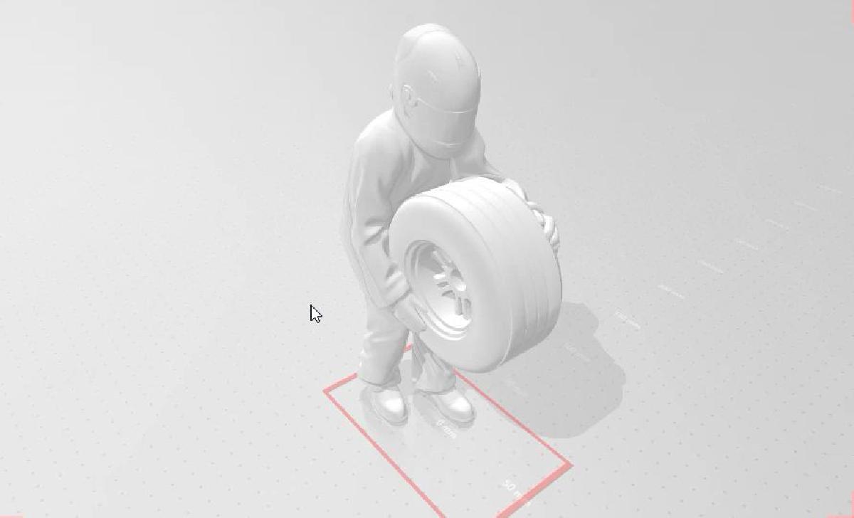 Mecanico com roda elevada F1 com capacete