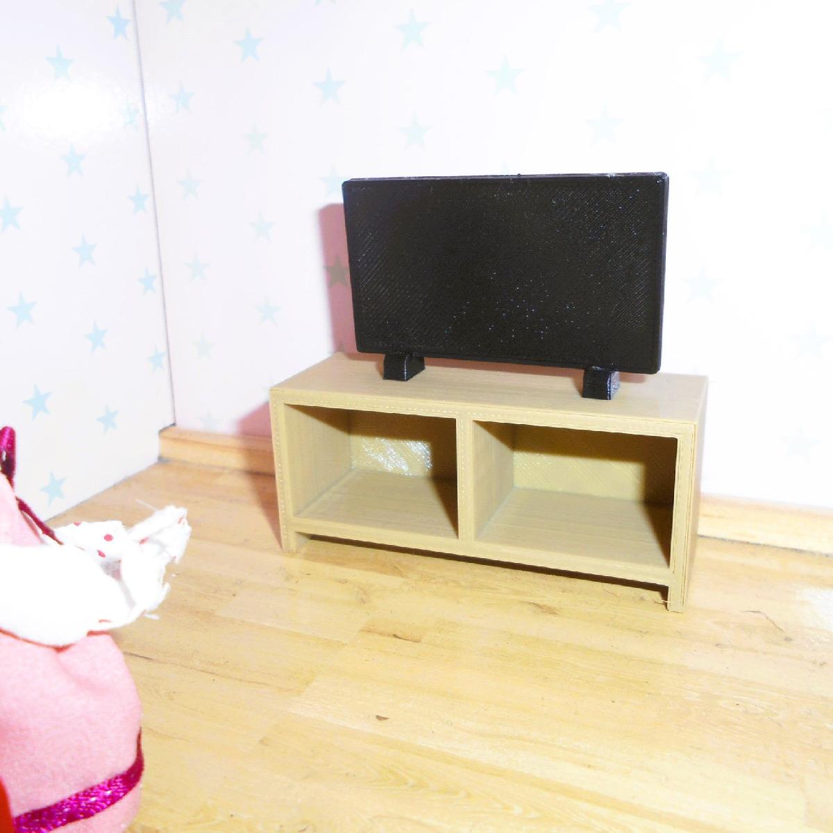 TV e moveis em miniatura