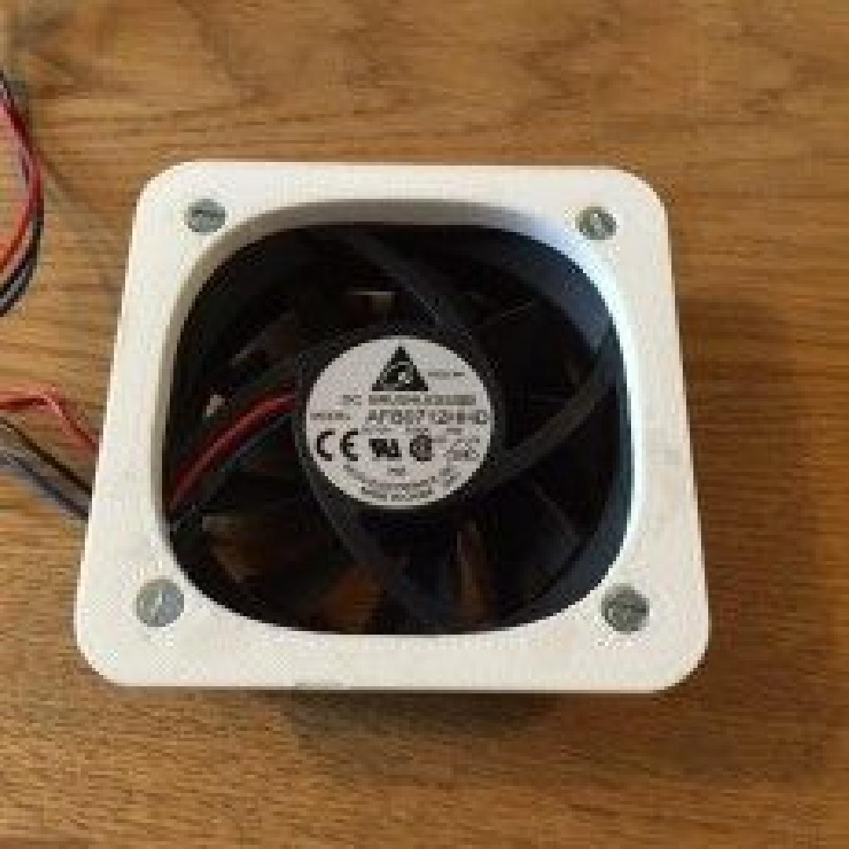 Dispositivo de filtro de carbono ativo para ventilador de computador