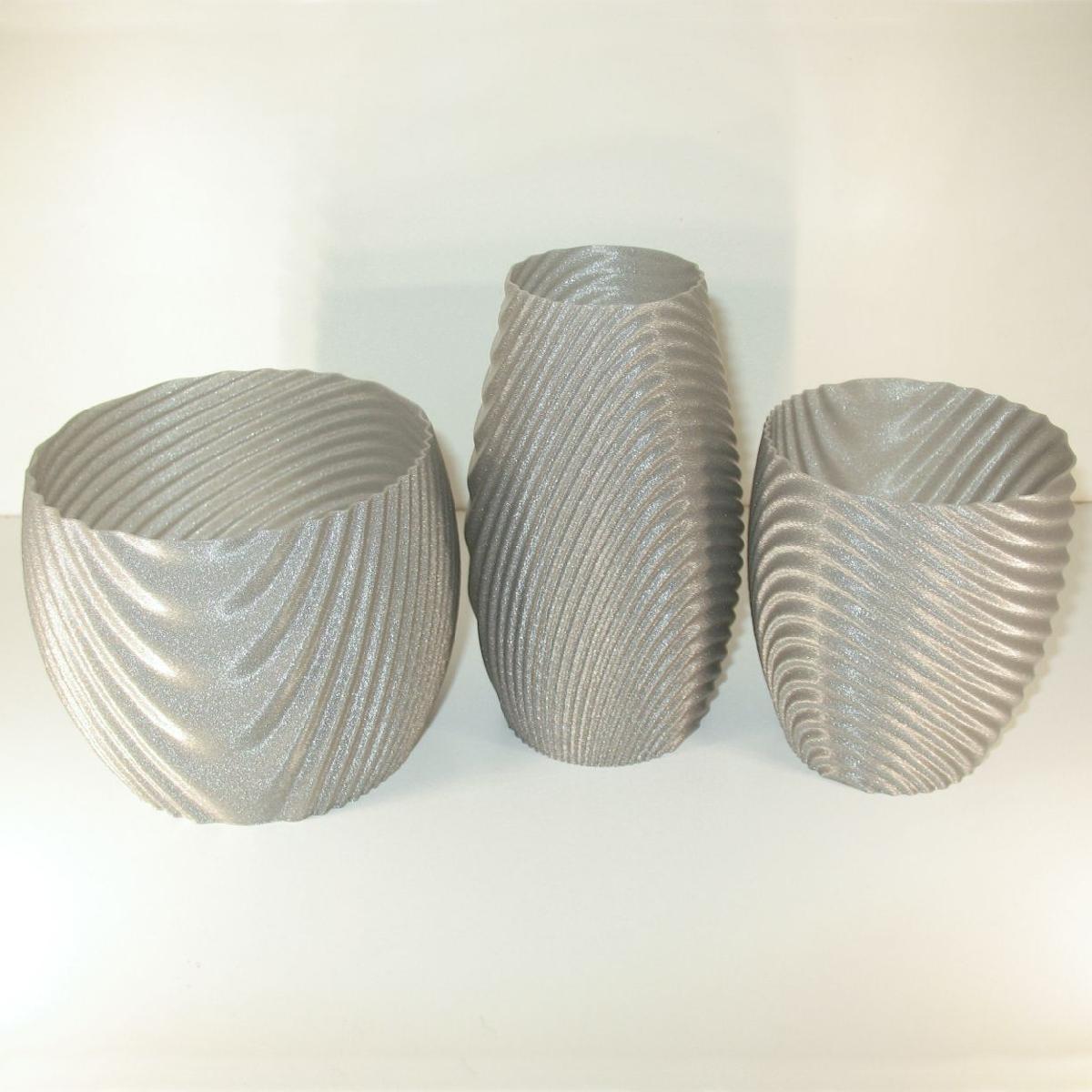 Tigela organica ondulada, xicaras, vaso e vaso de flores.