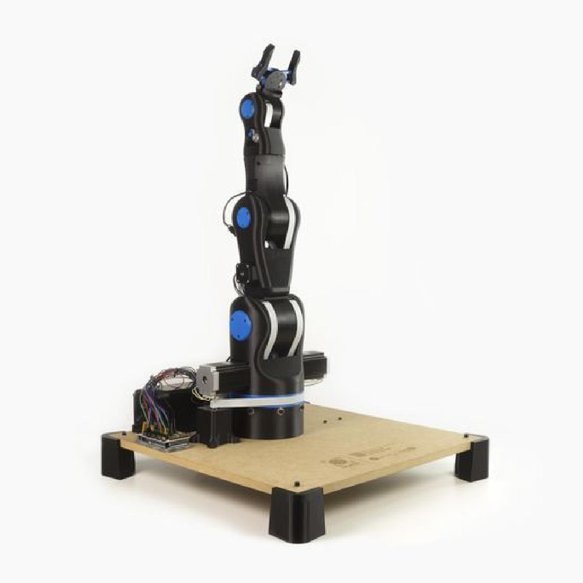 BCN3D MOVEO Um braco robotico totalmente impresso em 3D de codigo aberto