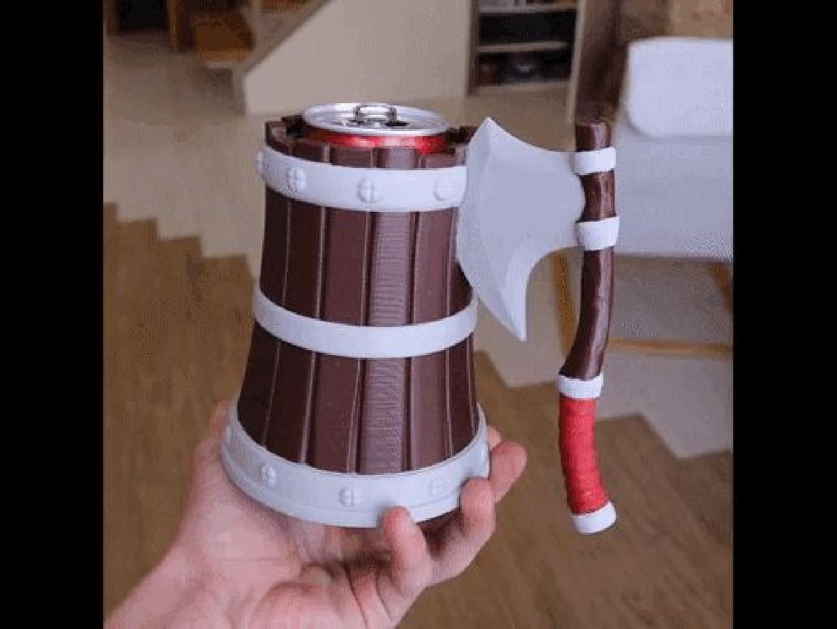barril com uma caneca de machado para lata