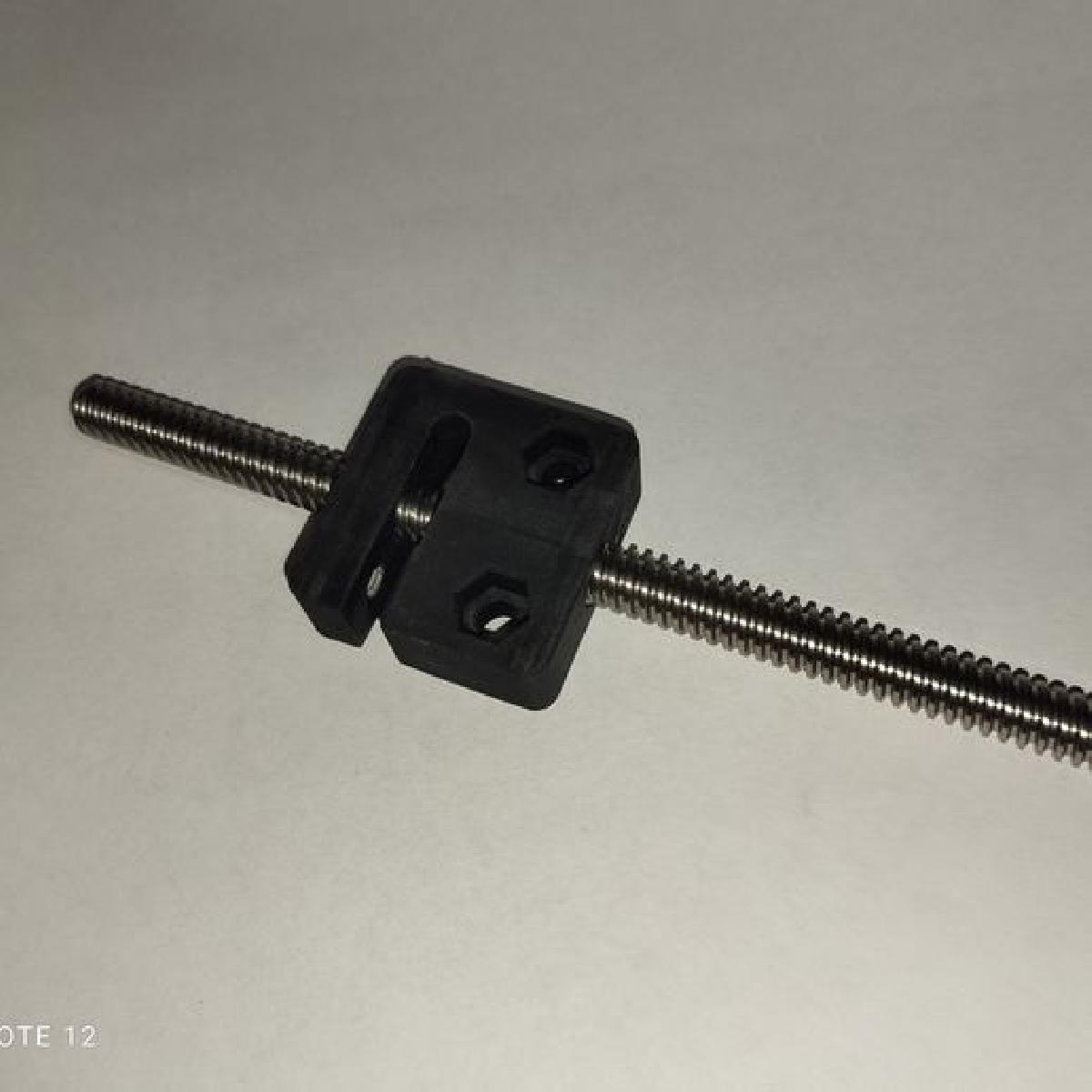 Porca anti folga para o parafuso de avanco trapezoidal de 8 mm.