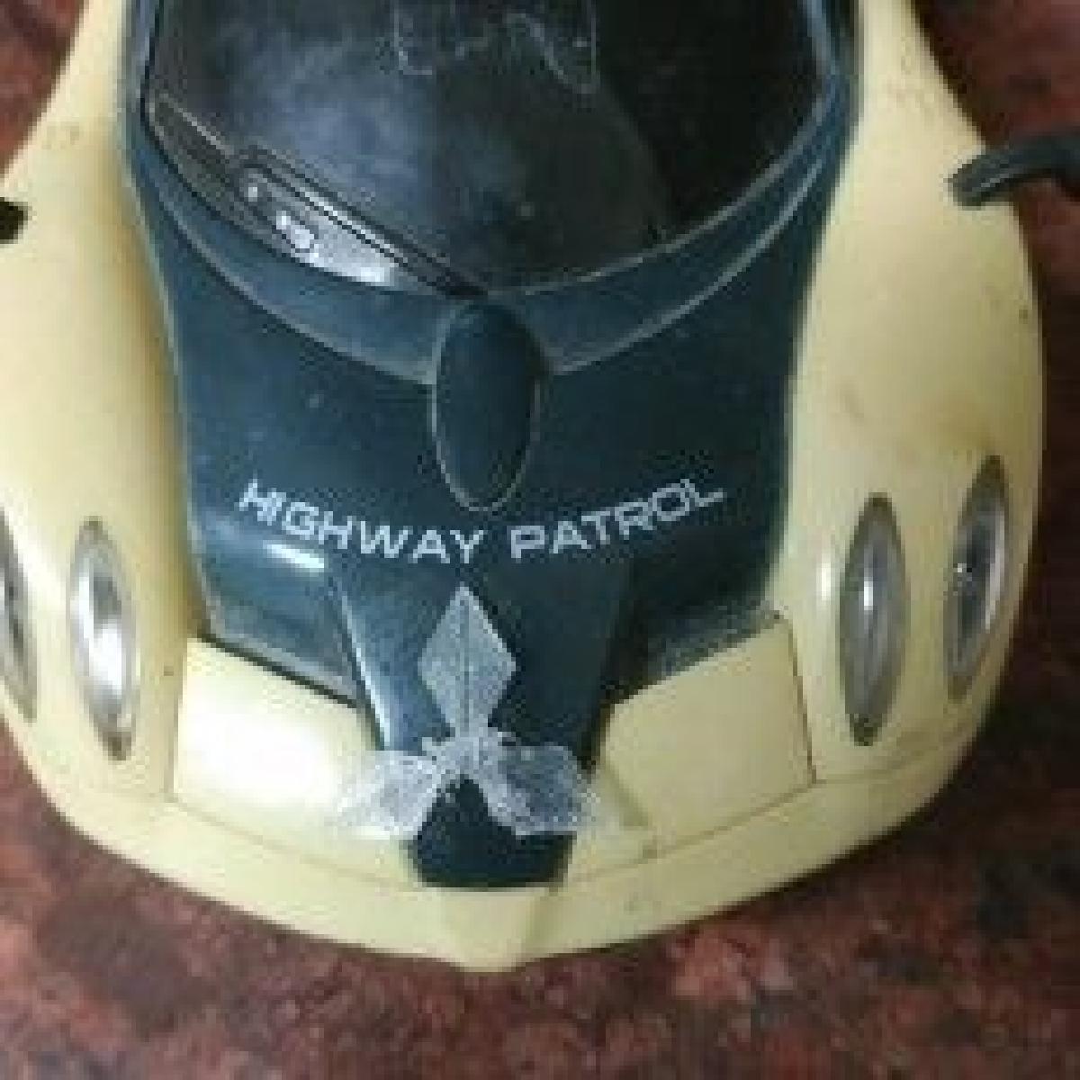 Um pequeno logotipo da Mitsubishi para um carro RC / policia de patrulha rodoviaria