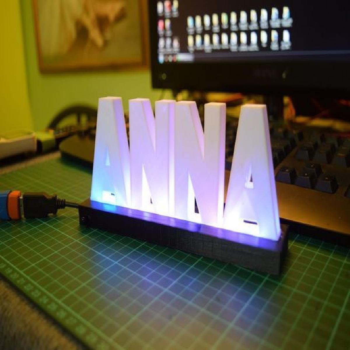 Visor de mesa de nome impresso em 3D com luzes RGB