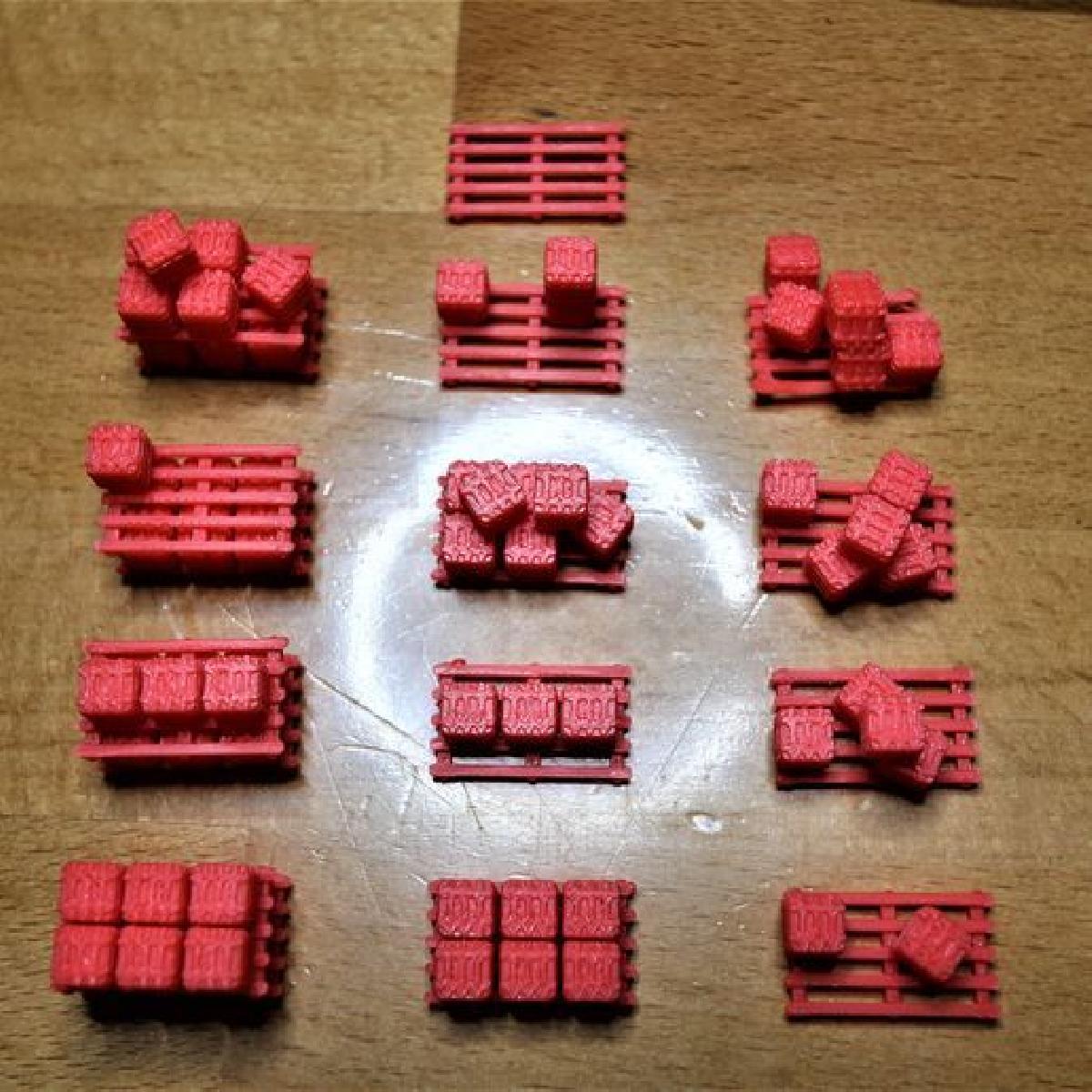 Modelo ferroviario em escala N   Carga   Paletes com caixas diferentes variantes.