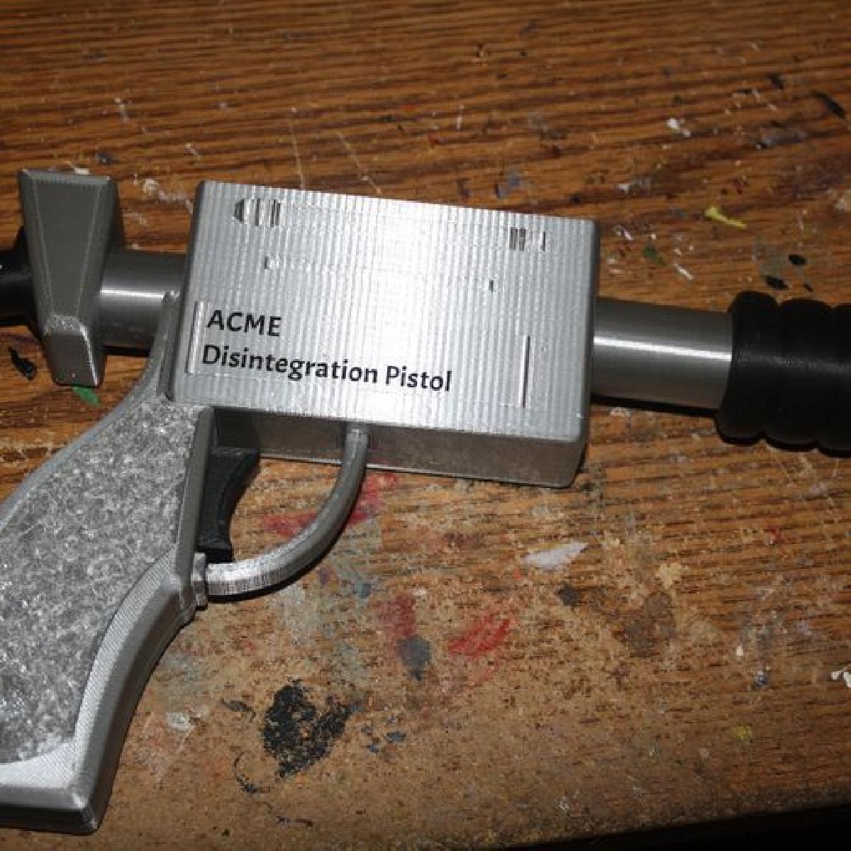 Pistola de Desintegracao Marvin, o Marciano em Tamanho Real