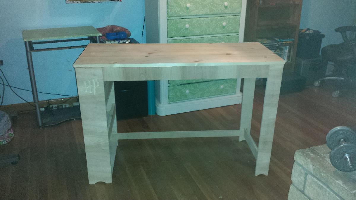 Escrivaninha de estante de livros