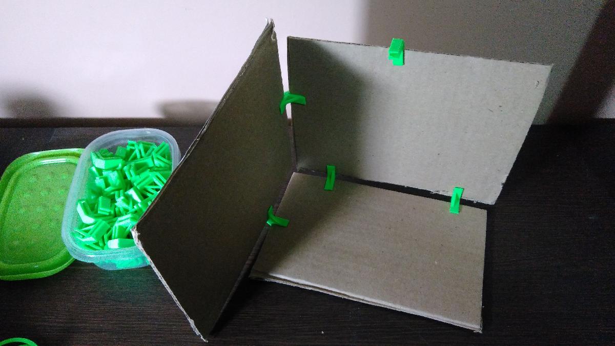 Pecas de construcao de papelao.