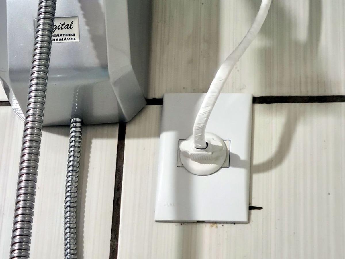 Acabamento tipo tomada para chuveiro eletrico.