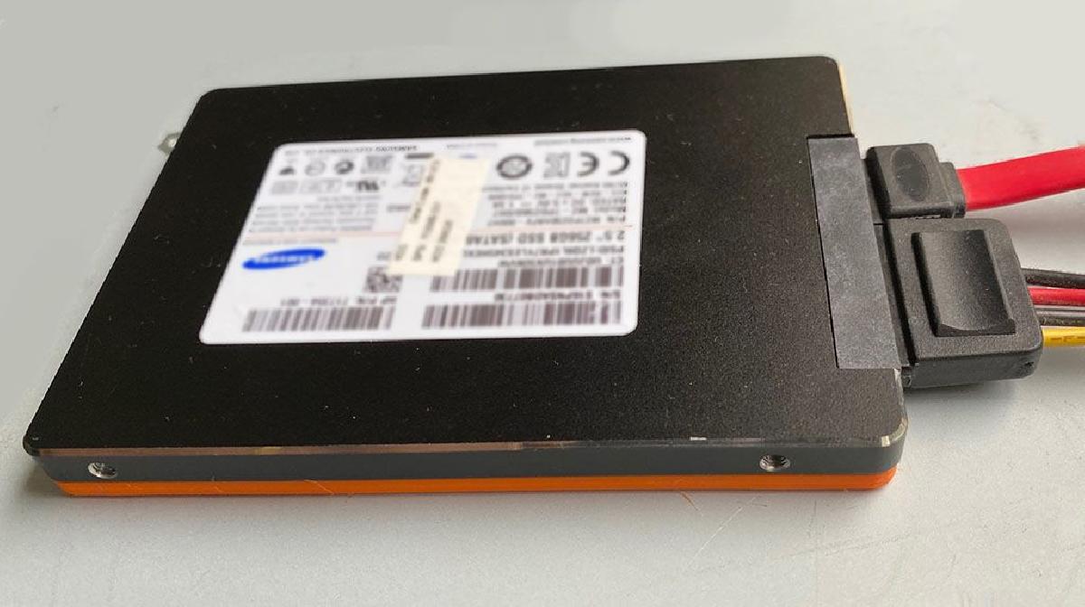Suporte a SSD magnetico