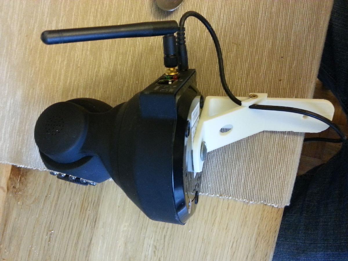 Suporte para camera IP (Foscam) com dispositivo de retencao do cabo de alimentacao.