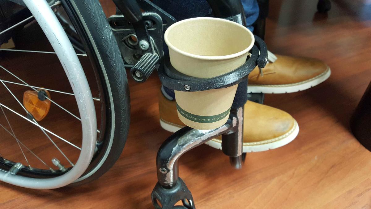 Apoio para copos para cadeira de rodas.