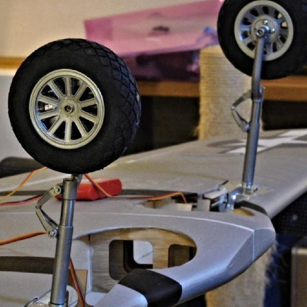 Rodas e pneus em escala para ESM P 51 Mustang