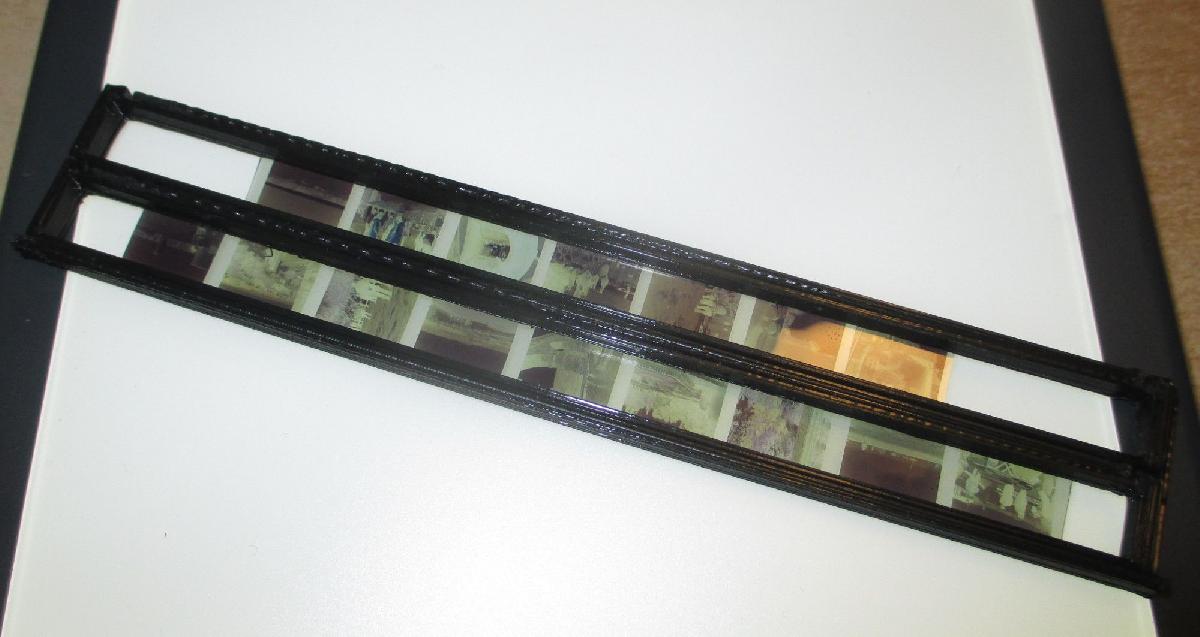 Suporte para tiras de filme Minox para scanner de mesa.