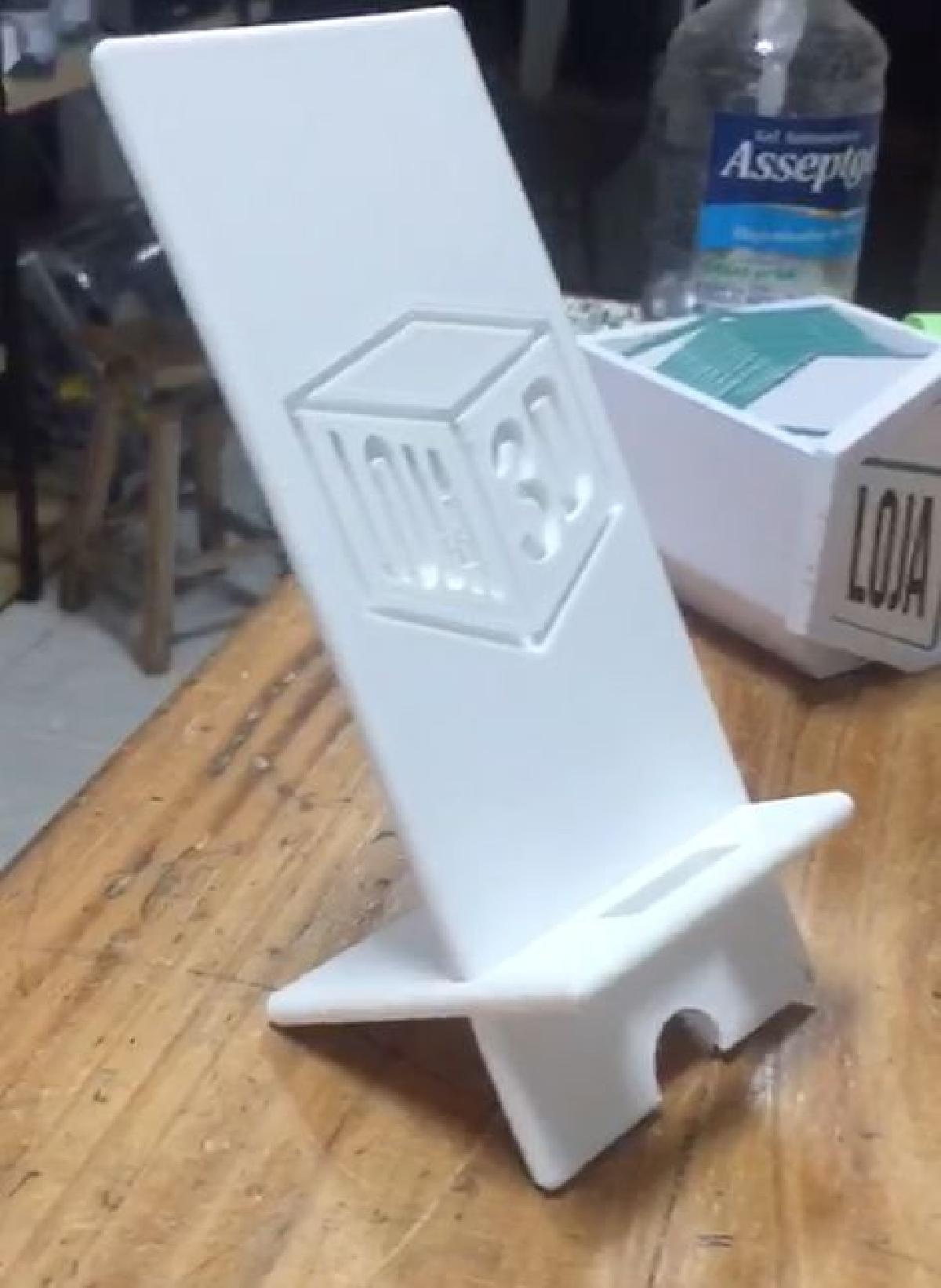 Suporte para celular com saida para cabo