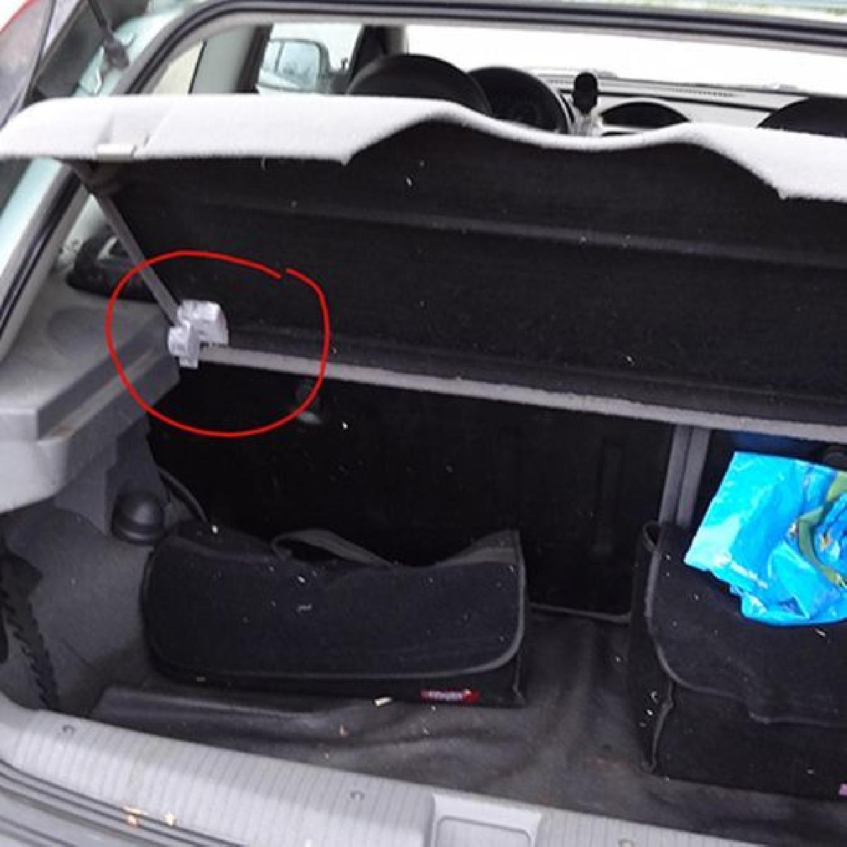 Reparo do porta malas traseiro do Opel Corsa C.