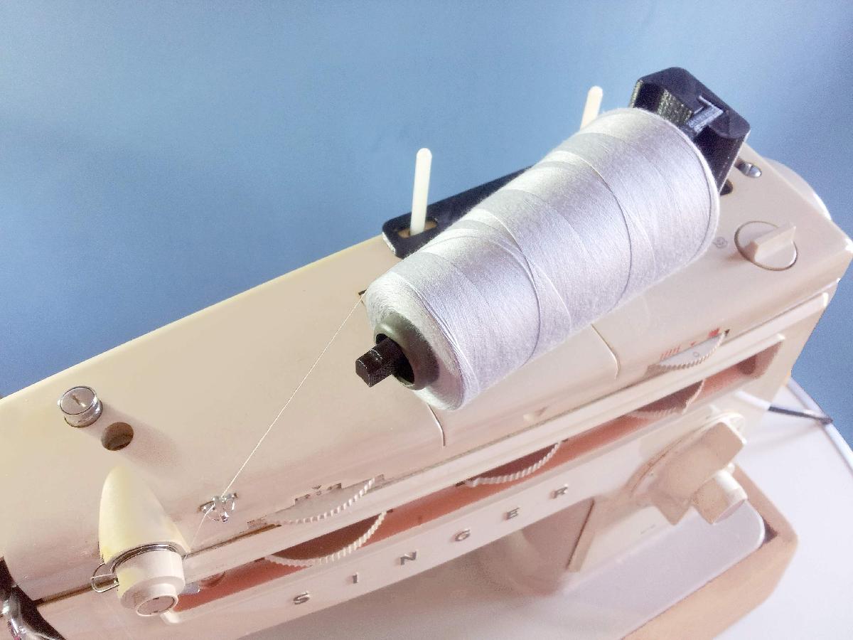 Horizontal thread spool holder