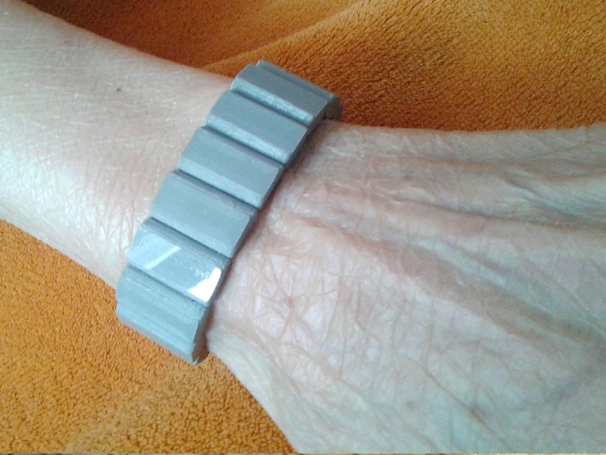 Pulseira elastica para pessoas idosas.