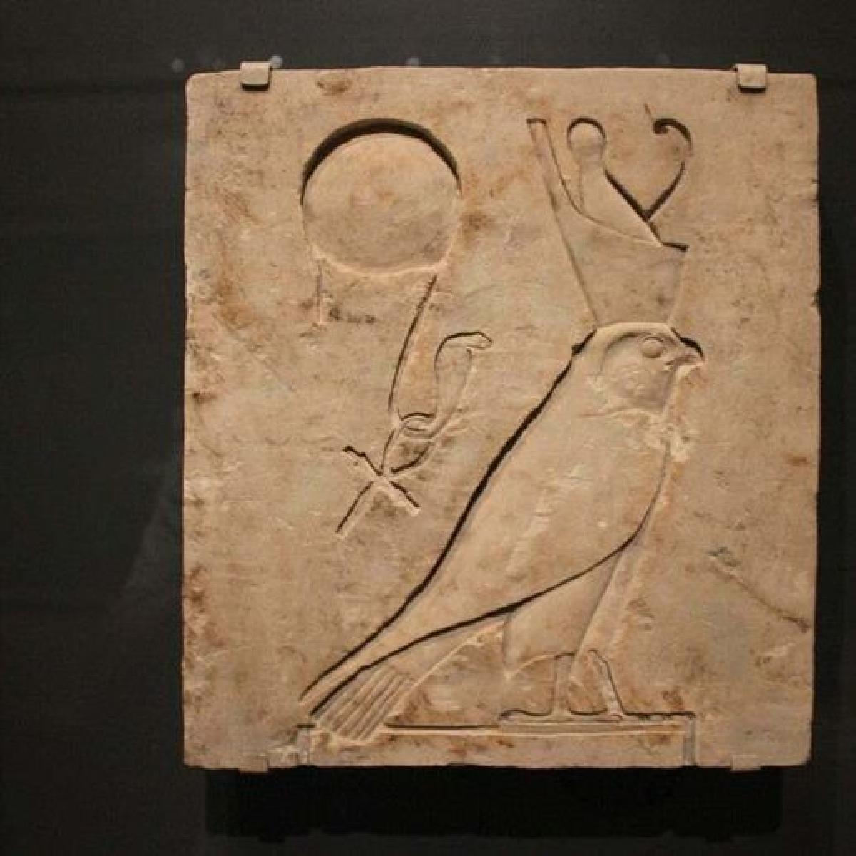 Placa em relevo representando o deus Horus como um falcao.