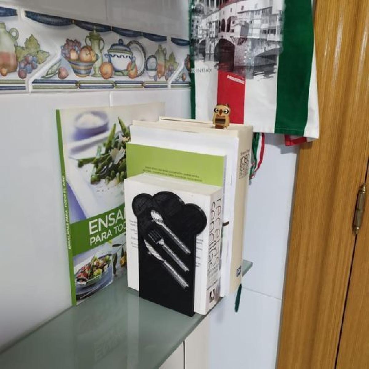 Suporte para livro de receitas.