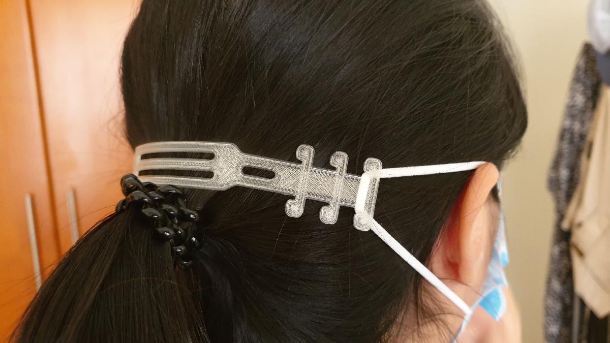 Alivio da tensao das orelhas com mascara cirurgica.