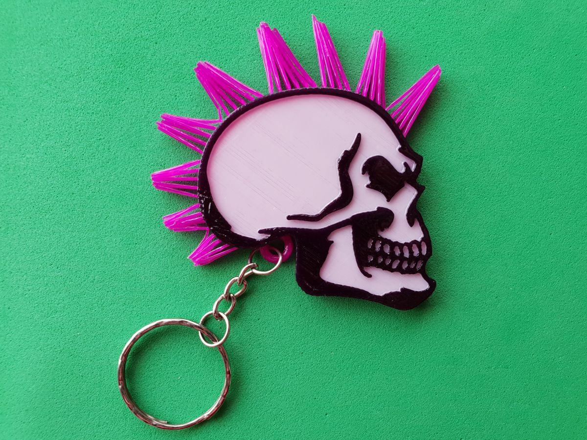 Chaveiro de cranio com cabelo