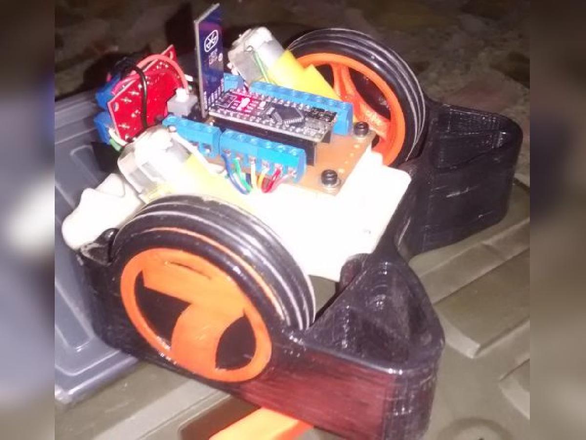 Robo para competicoes escolares de futebol e labirinto.