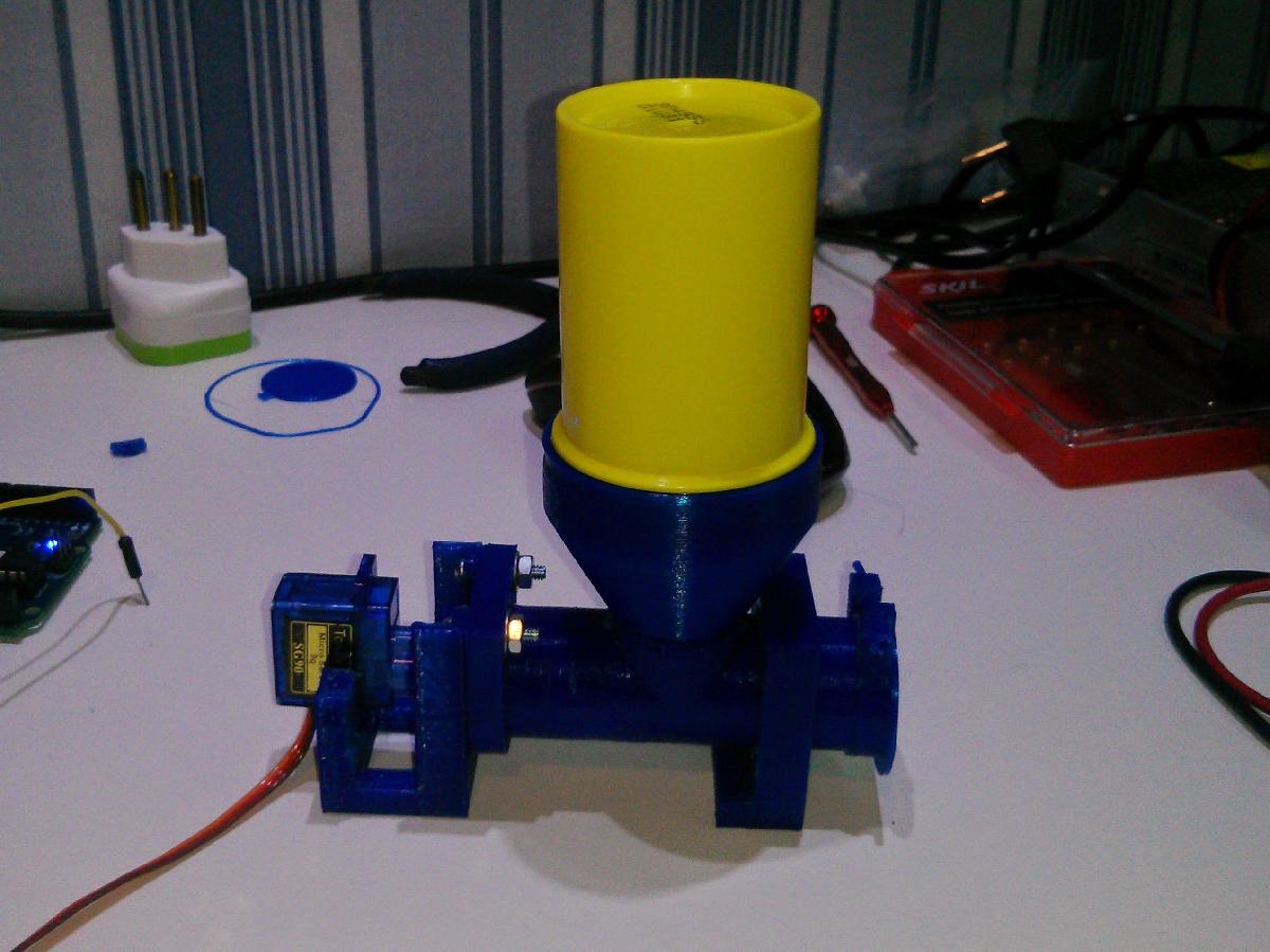 Alimentador Automatico de Peixes com Controle de Micro Servo V2