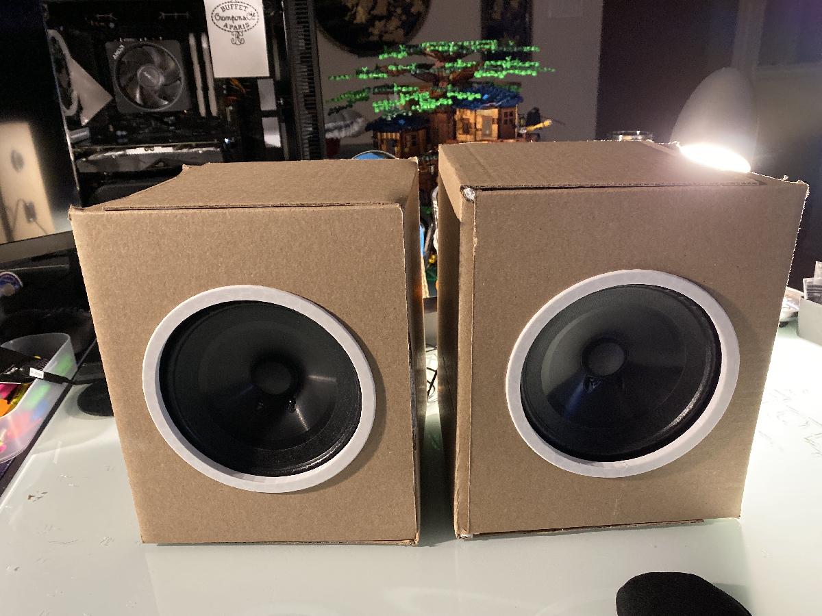 Caixa de Som de Papelao