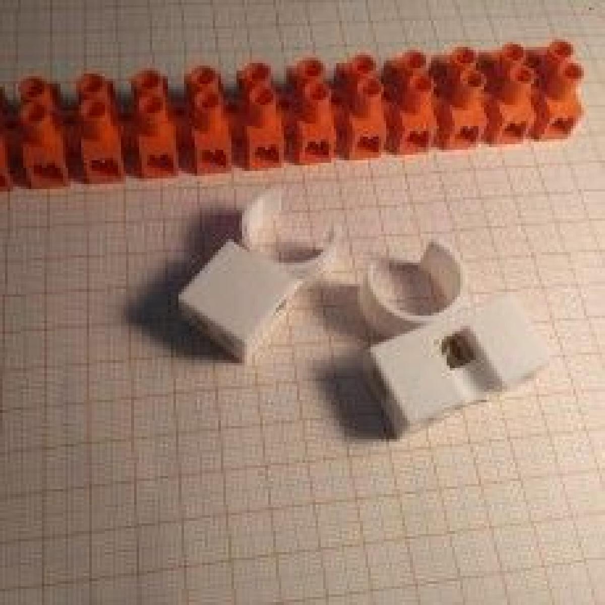 Clipes Yagi para um tubo de PVC de 22 mm.