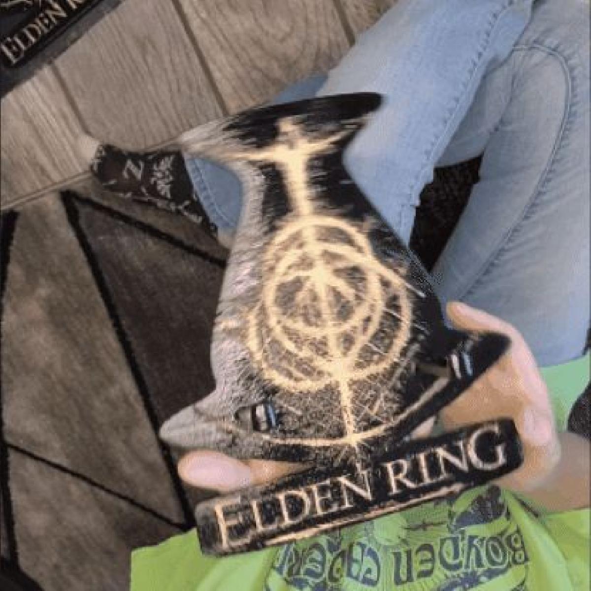 Suporte de parede para a espada da noite e da chama de Elden Ring.