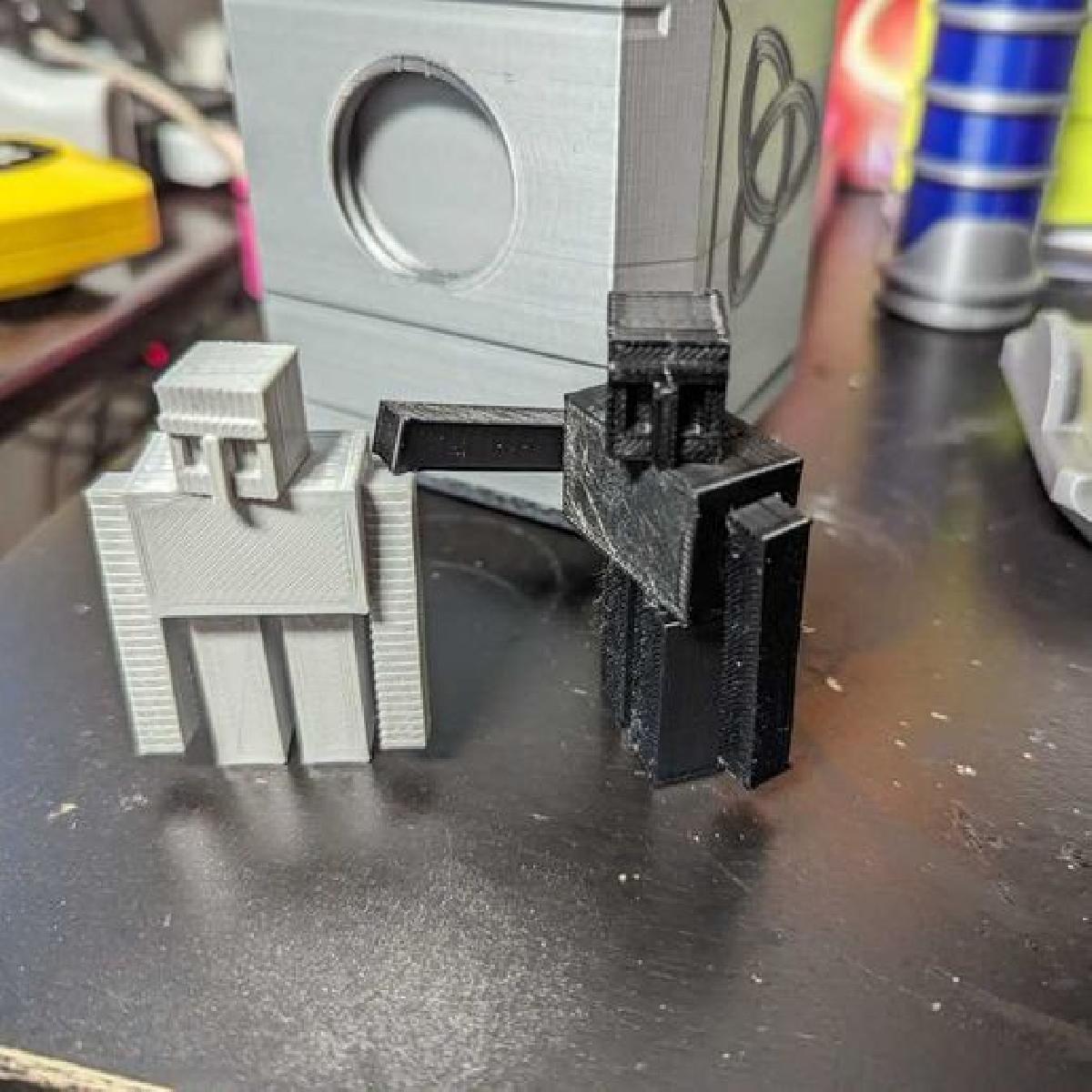 Golem de Ferro do Minecraft com bracos, cabeca e pernas moveis.