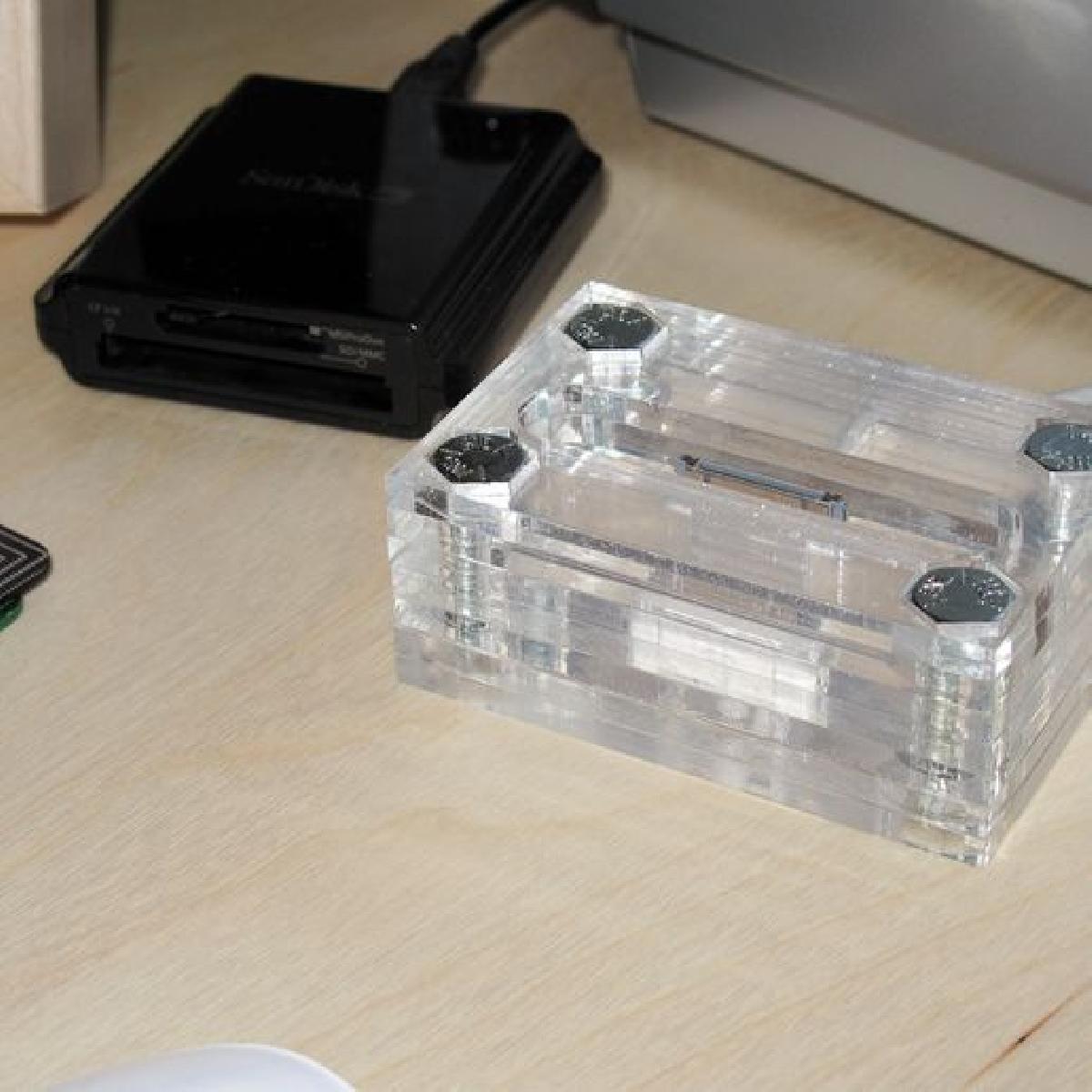 Dock para iPhone 3G Cortado a Laser