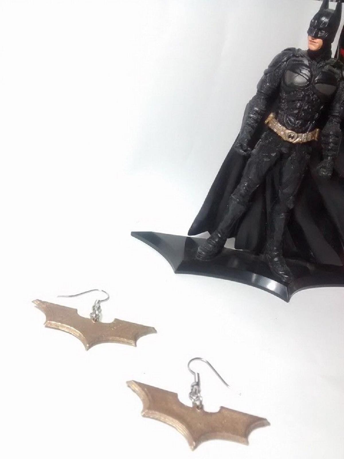 Brinco ou Colar Batarang