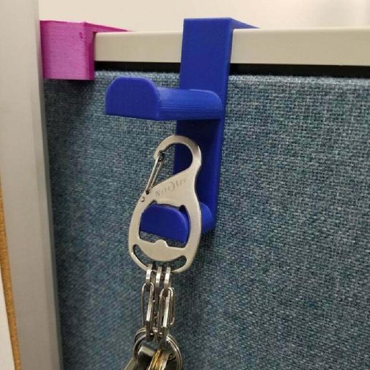 "Itens pendurados no cubiculo"