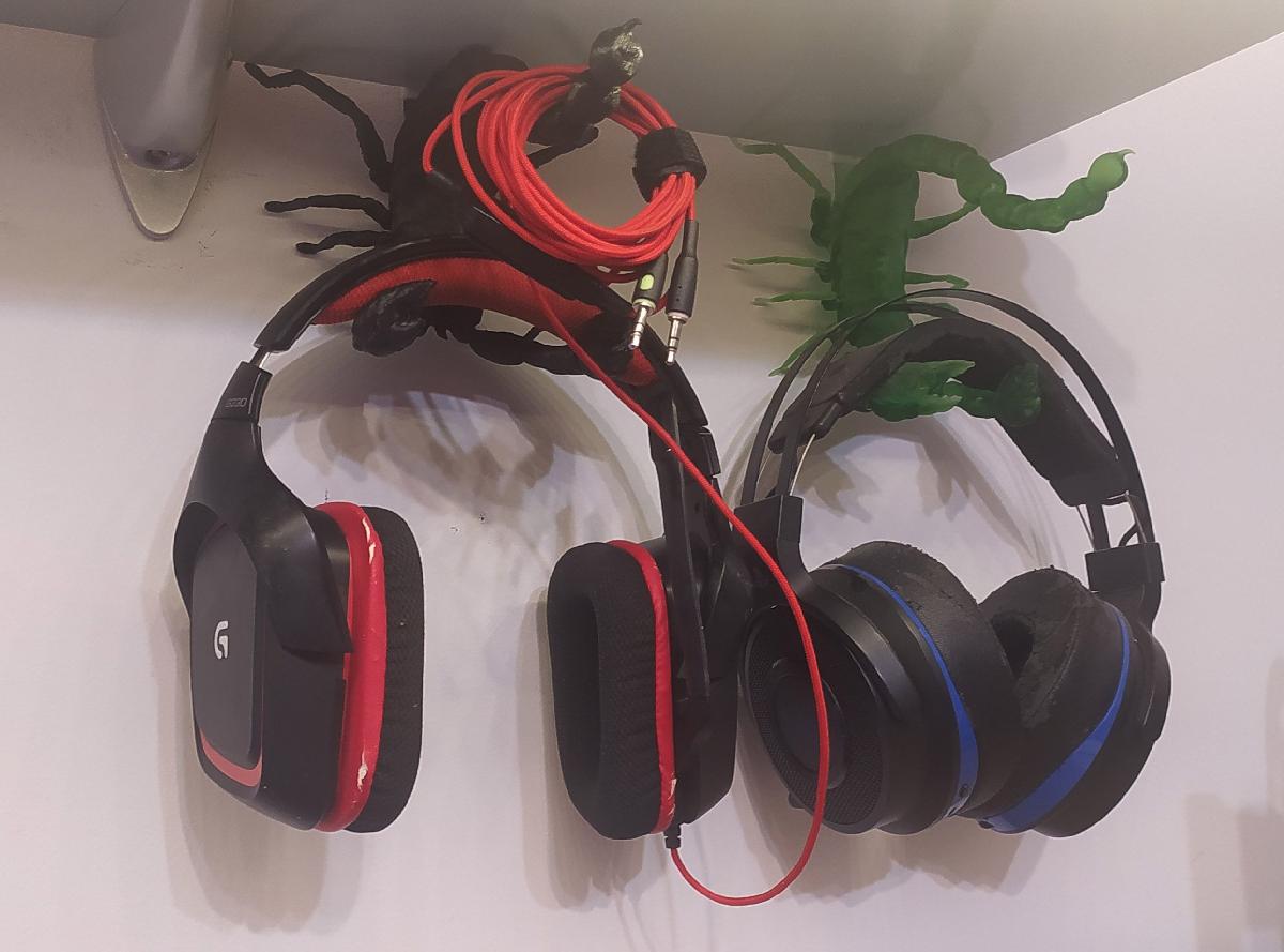 Suporte de estante/pared escorpiao para fones de ouvido.