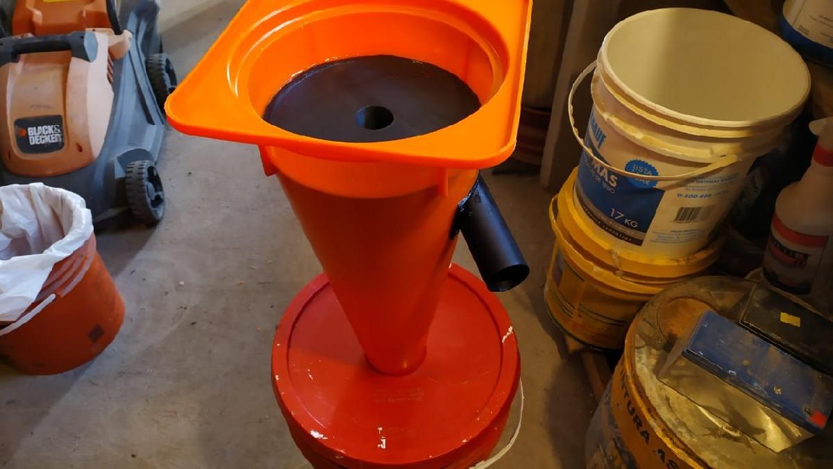 ciclone com cone de transito