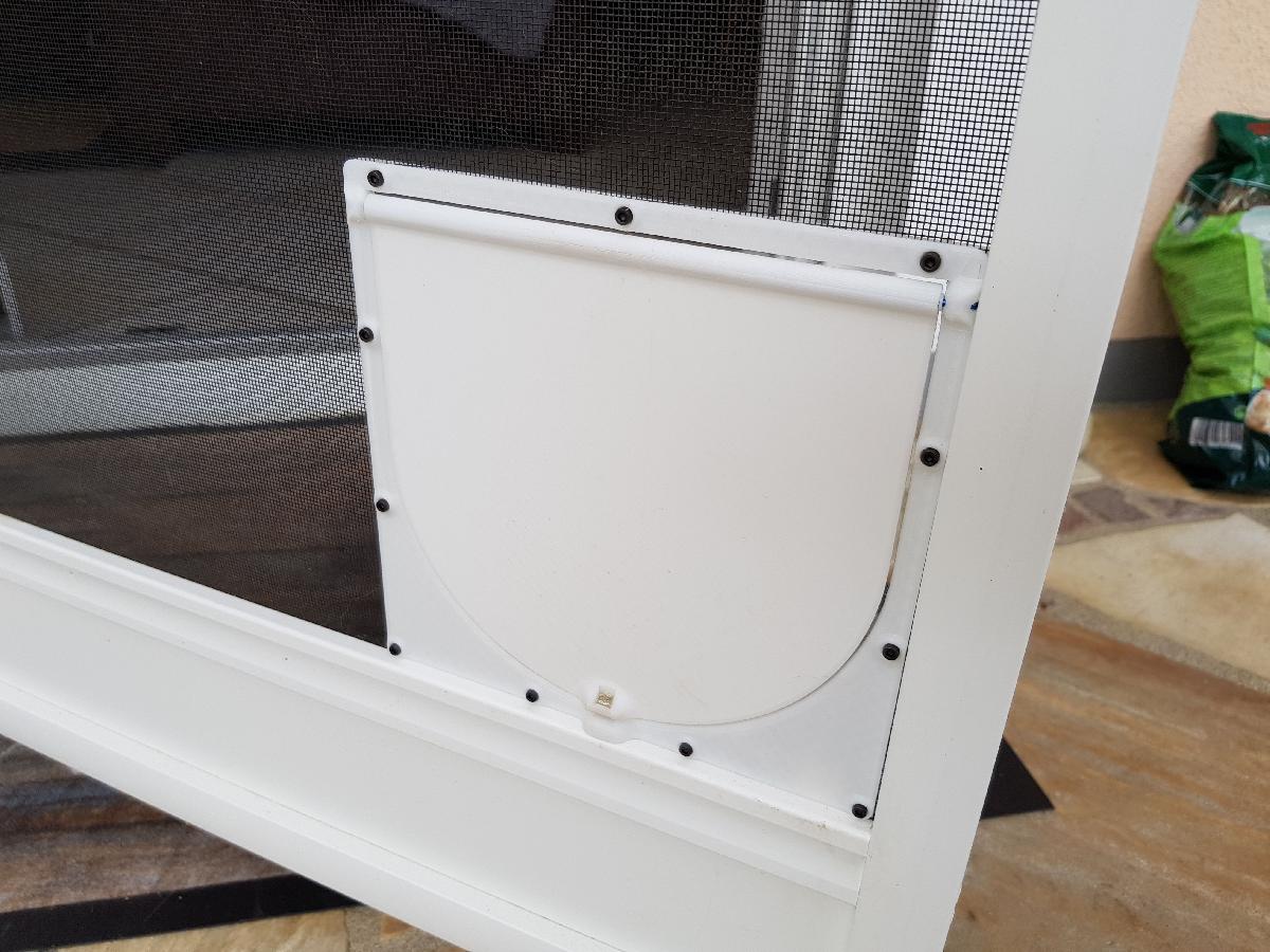 Porta de tela de insetos com abertura para gato