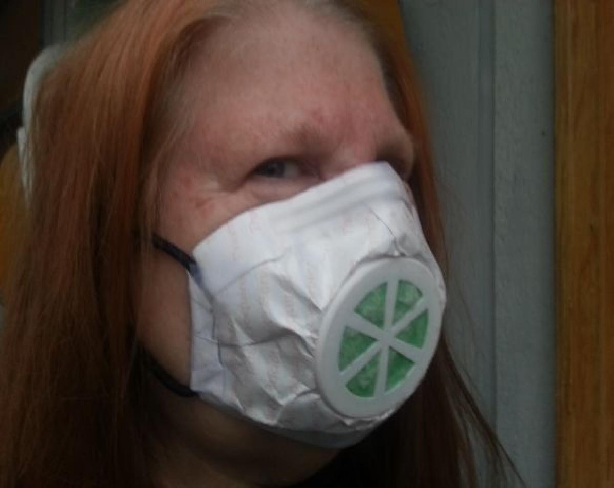 Mascara facial macia de Tyvek com materiais comuns e partes reutilizaveis.