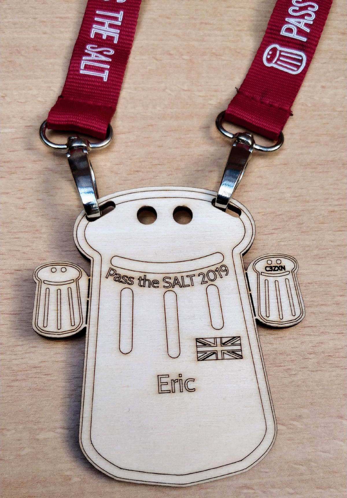 Distintivos de conferencia cortados a laser V2