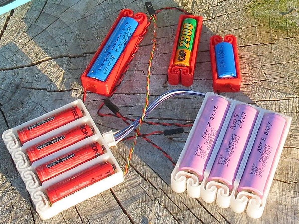 Suporte de bateria flexível com mola integrada
