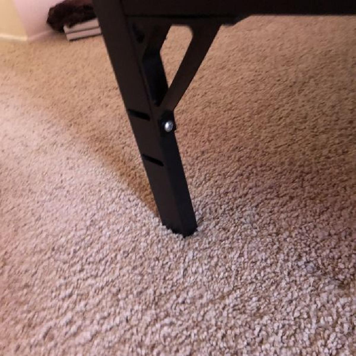 O suporte de canto vem com um template para furar furos.