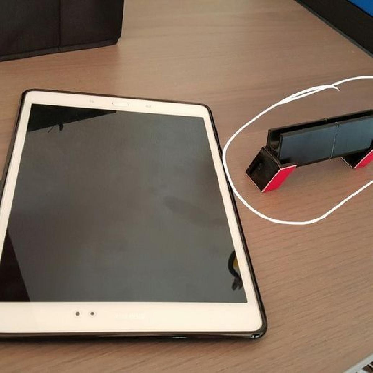Suporte de tablet oculto no cinzeiro. Toyota Corolla 2005.