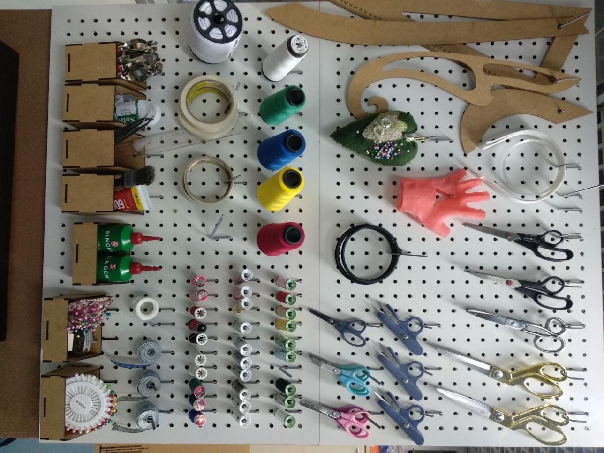 Organizador de Ferramentas de Costura em Painel Perfurado Cortado a Laser