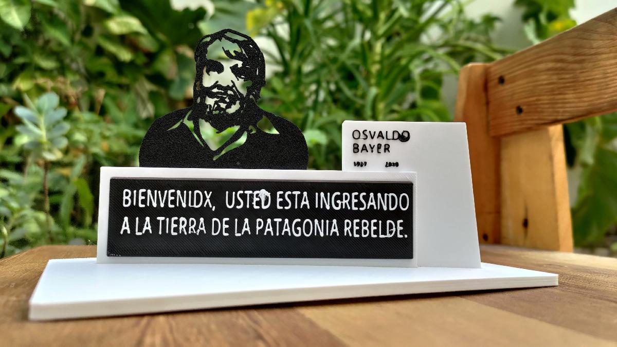 Replica do monumento a Osvaldo Bayer