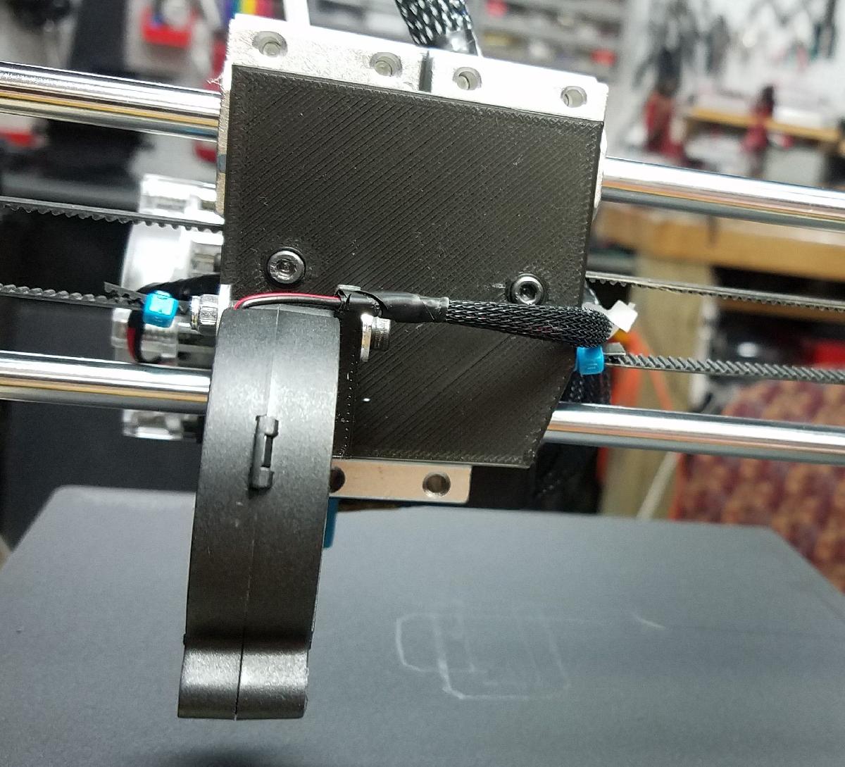 Suporte para o Anexo do Ventilador na Parte Traseira