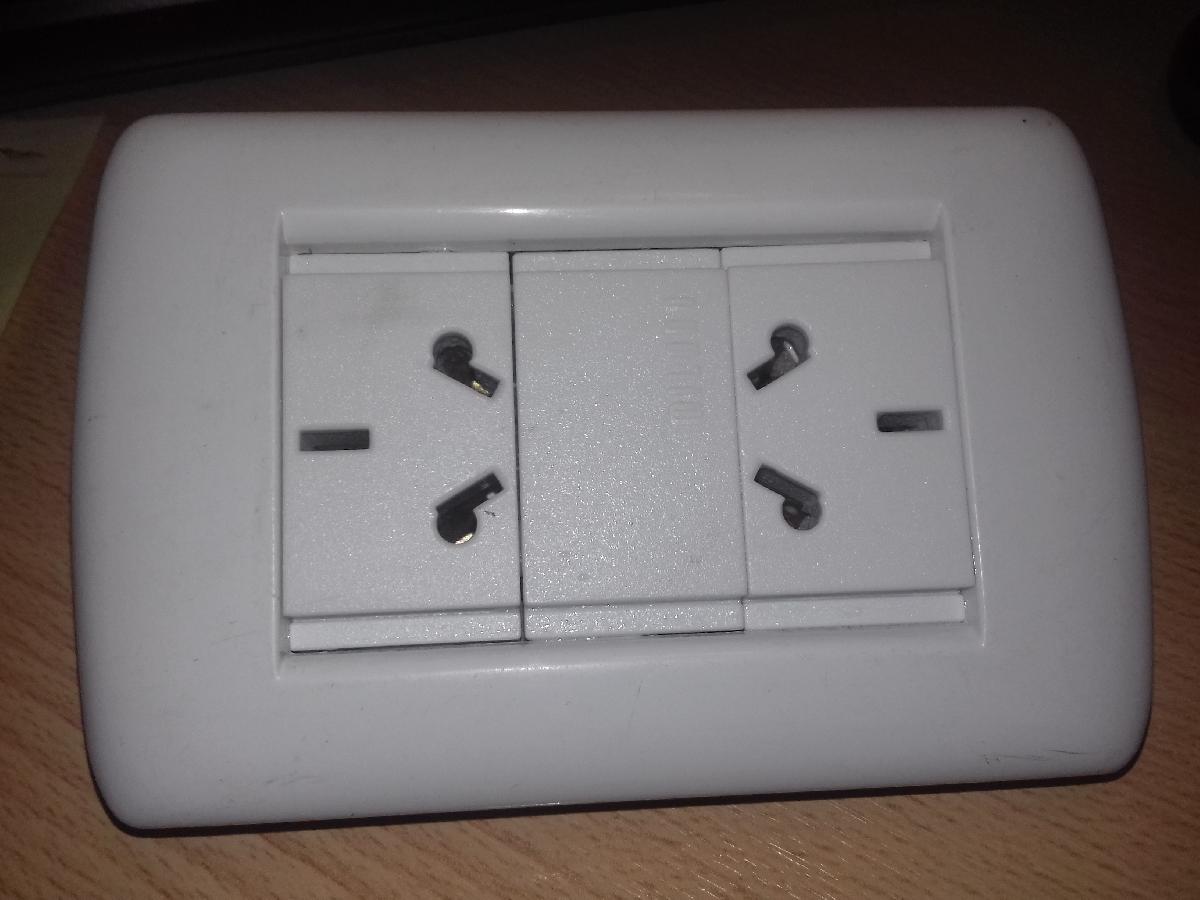 Protetor para tomada de corrente de 220v tipo I de tres pinos para criancas.